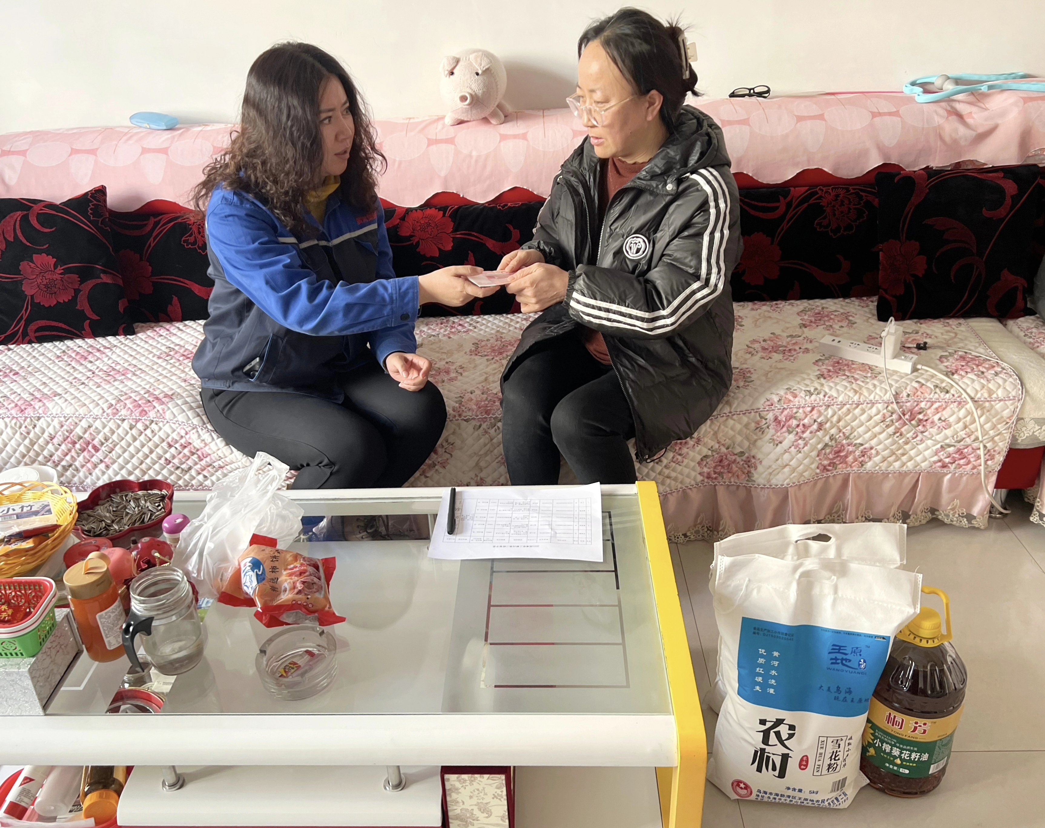 集團(tuán)工會(huì)主席高海英代表集團(tuán)為困難戶員工發(fā)放慰問(wèn)津貼